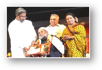 Award presentation at a Shaheen Academic ICU event